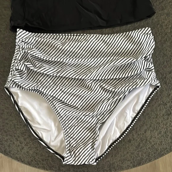 ⛱️🏖️Two Piece Black and White Striped Tankini Swimsuits w/ tummy control 👙☀️🏝️ - Picture 5 of 8